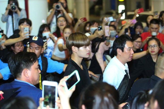 Sang Viet Nam, cac than tuong Han Quoc dung dien thoai gi? hinh anh 1