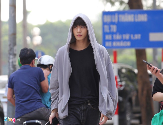 Sang Viet Nam, cac than tuong Han Quoc dung dien thoai gi? hinh anh 4