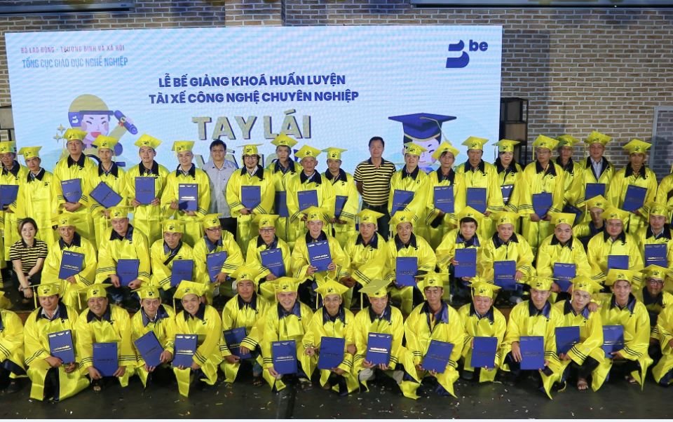 Lần đầu tiên tài xế ứng dụng gọi xe được cấp Giấy chứng nhận tài xế công nghệ chuyên nghiệp