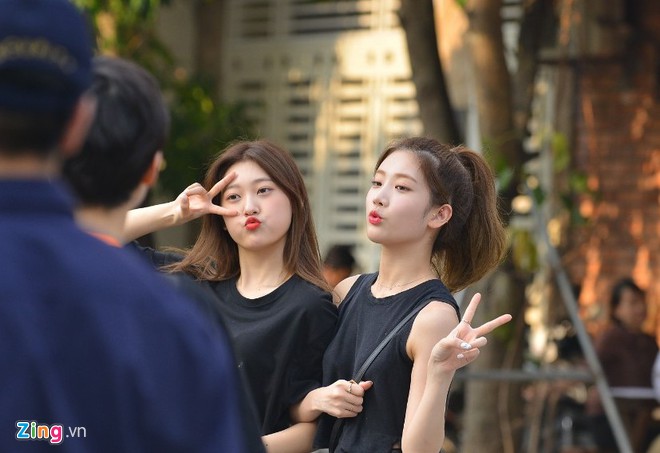 Sang Viet Nam, cac than tuong Han Quoc dung dien thoai gi? hinh anh 8