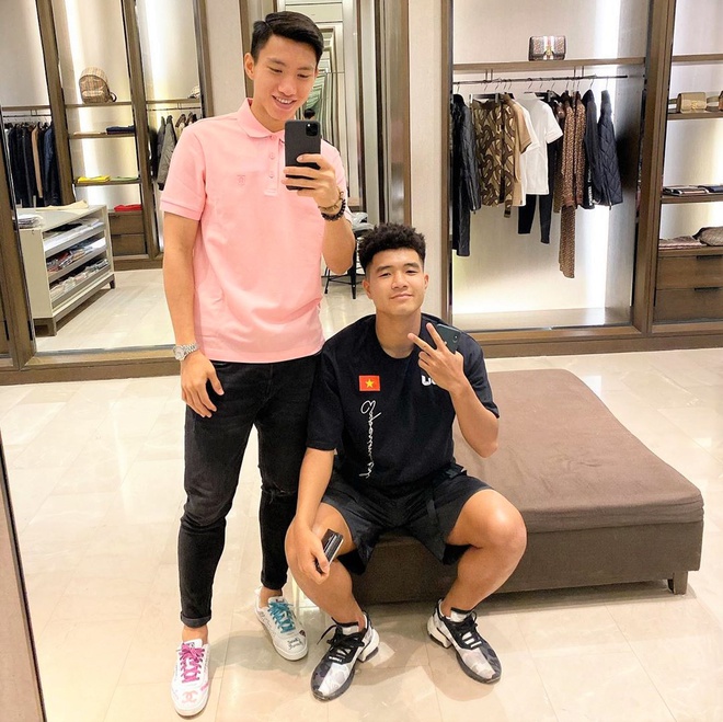 Bui Tien Dung, Van Hau va cac cau thu Viet Nam dung dien thoai gi? hinh anh 2