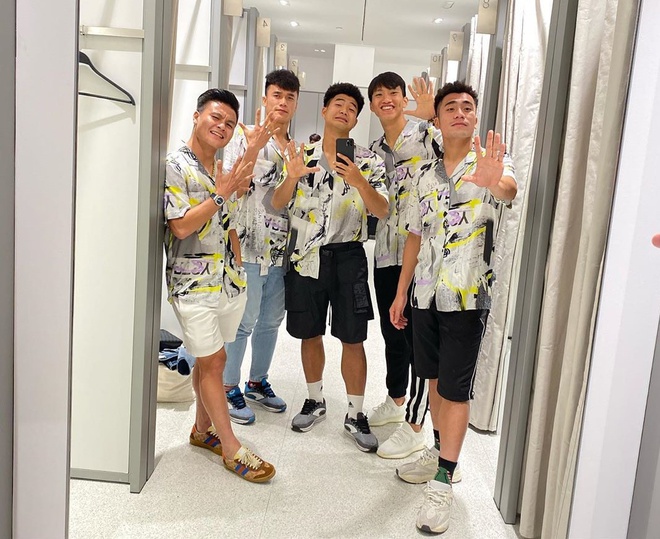 Bui Tien Dung, Van Hau va cac cau thu Viet Nam dung dien thoai gi? hinh anh 1