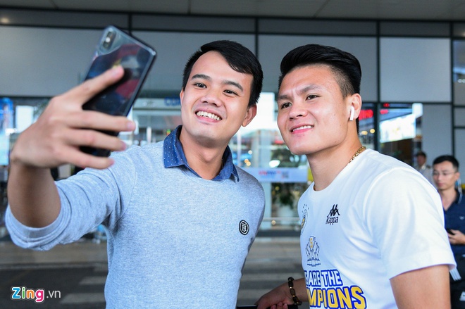 Bui Tien Dung, Van Hau va cac cau thu Viet Nam dung dien thoai gi? hinh anh 8