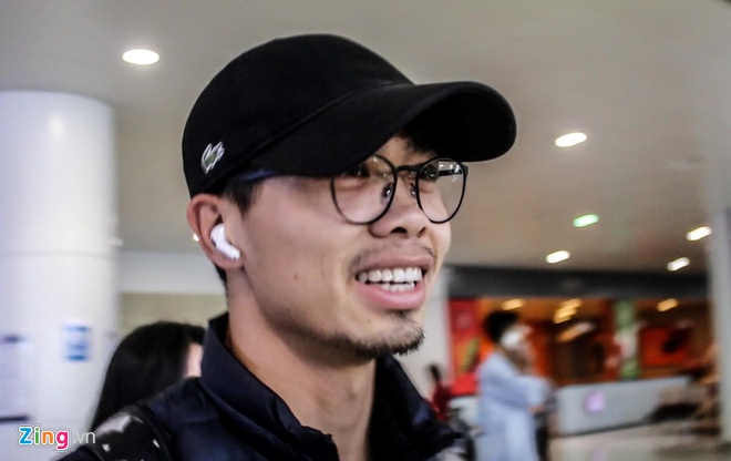 Bui Tien Dung, Van Hau va cac cau thu Viet Nam dung dien thoai gi? hinh anh 6