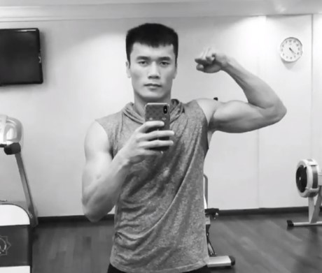 Bui Tien Dung, Van Hau va cac cau thu Viet Nam dung dien thoai gi? hinh anh 3