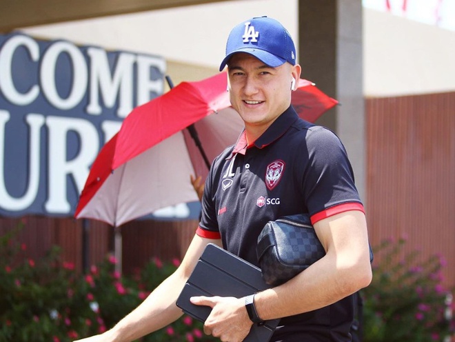 Bui Tien Dung, Van Hau va cac cau thu Viet Nam dung dien thoai gi? hinh anh 7