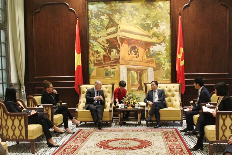 Bộ TT&TT đề nghị Apple tạo điều kiện phát triển các doanh nghiệp phụ trợ tại Việt Nam