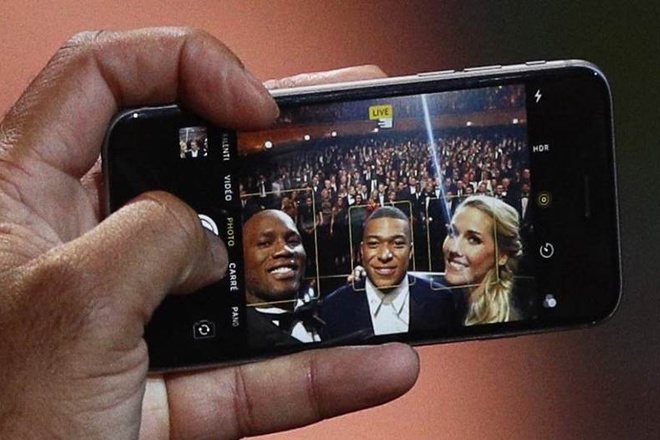 Didier Drogba chup anh selfie cung Mbappe bang iPhone doi cu hinh anh 1 