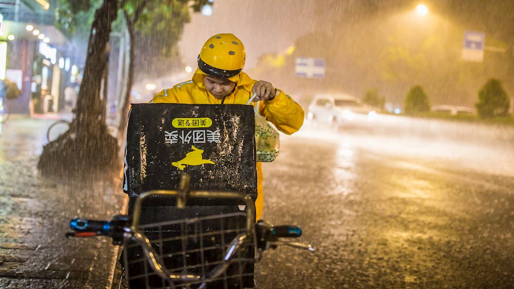“Khiêu vũ với tử thần”: Hàng triệu tài xế giao đồ ăn mạo hiểm mạng sống vì miếng cơm