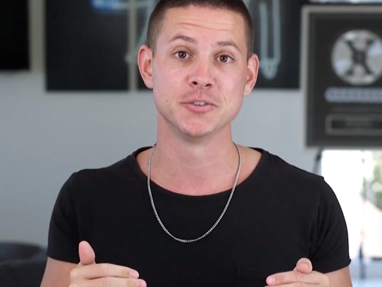 4 YouTuber trả lời câu hỏi: làm video 1 triệu view thì kiếm được bao nhiêu tiền? | Trên thực tế, không phải video 1 triệu view nào cũng mang đến một khoản thu nhập giống nhau đối với mọi YouTuber. Số tiền mà họ nhận được có thể có sự khác biệt rất lớn, phụ thuộc vào nhiều yếu tố, chẳng hạn như khoảng thời gian trước khi người xem đóng cửa sổ cho tới loại quảng cáo mà đoạn video hiển thị. Một số nhà sáng tạo nội dung hàng đầu có những chiến thuật đặt quảng cáo đặc biệt để tối đa hoá số tiền họ nhận được, và thông thường, số tiền mà họ kiếm có thể có sự thay đổi phụ thuộc vào khoảng thời gian trung bình người dùng xem video, độ dài video và đặc điểm nhân khẩu học của người xem...