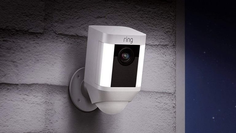 Hacker tấn công camera an ninh, tự xưng ông già Noel, khuyến khích bé gái 8 tuổi đập phá phòng
