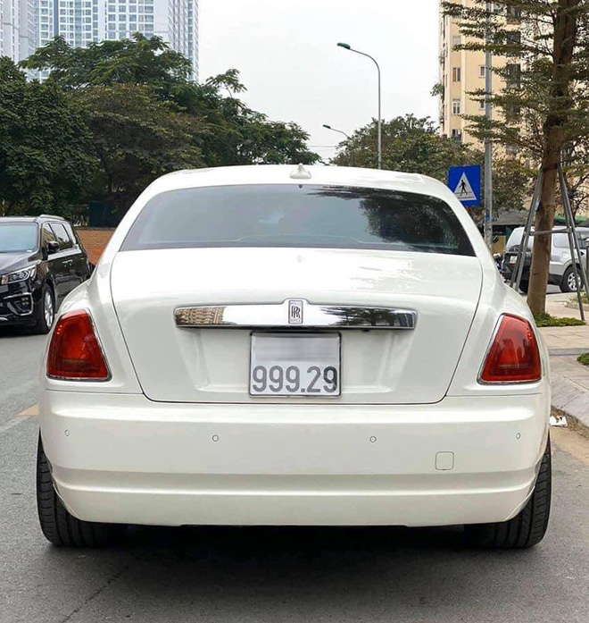 Loạt Rolls-Royce cũ biển siêu đẹp, rao bán giá 'khủng'