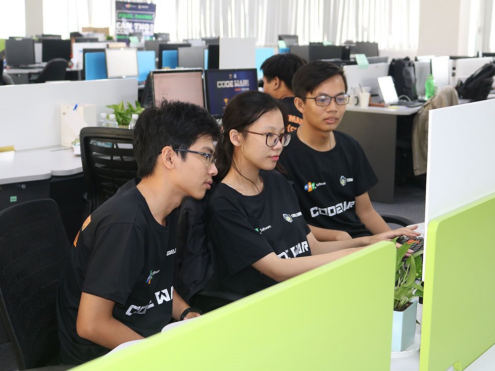 Ba học sinh THPT chiến thắng tại Code War Cần Thơ 2019 | Nhiều cơ hội phát triển ngành phần mềm mở ra với thí sinh CodeWar Cần Thơ | Lập trình viên Cần Thơ so tài trong sân chơi lập trình Code War 2019