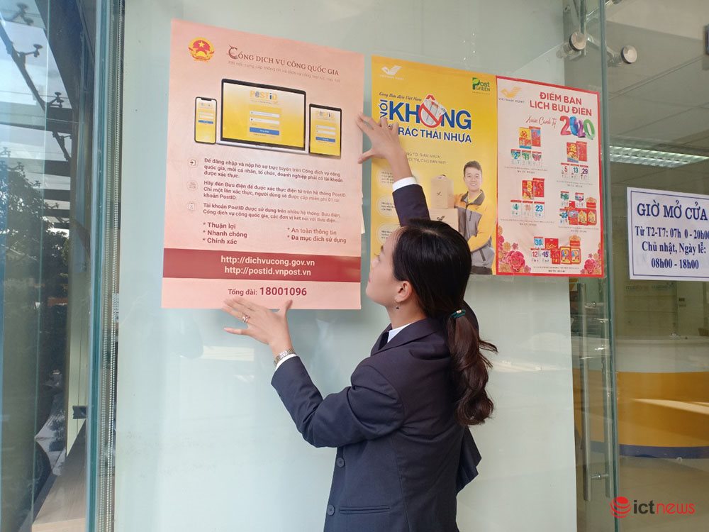 Người dân, doanh nghiệp ở nông thôn được hỗ trợ nộp hồ sơ trên Cổng dịch vụ công quốc gia