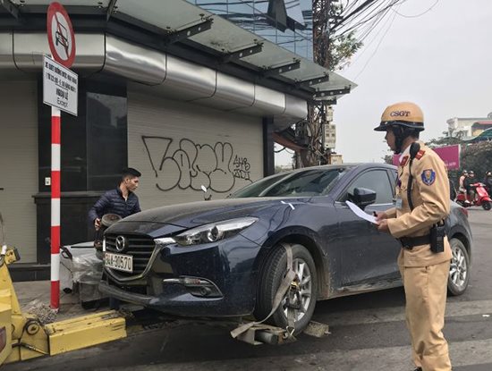 Phát hiện xe ô tô sử dụng thiết bị “thay đổi” biển số, Cảnh sát giao thông sẽ tạm giữ xe