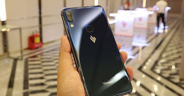 Tỷ phú Phạm Nhật Vượng tặng mỗi chủ căn hộ Vinhomes một điện thoại Vsmart nhân dịp năm mới