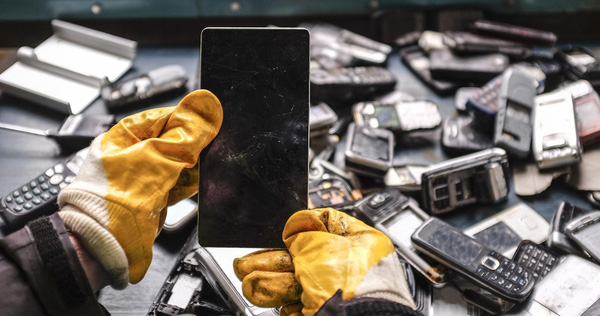 'Thế giới bên kia' của những chiếc smartphone bị vứt bỏ ngoài bãi rác