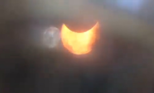 Hình ảnh nhật thực hình khuyên sáng nay tại TP.HCM