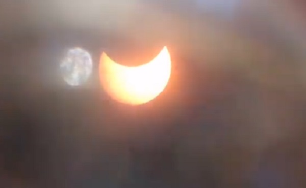 Hình ảnh nhật thực hình khuyên sáng nay tại TP.HCM