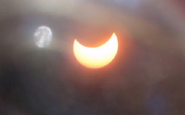 Hình ảnh nhật thực hình khuyên sáng nay tại TP.HCM