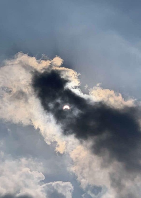 Hình ảnh nhật thực hình khuyên sáng nay tại TP.HCM