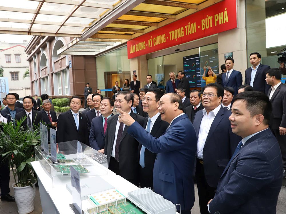 Thủ tướng: Việt Nam phát triển mạnh mẽ hay không là ở việc áp dụng công nghệ | Thủ tướng Nguyễn Xuân Phúc: Kinh tế số là động lực quan trọng đưa Việt Nam tiến nhanh, đi tắt