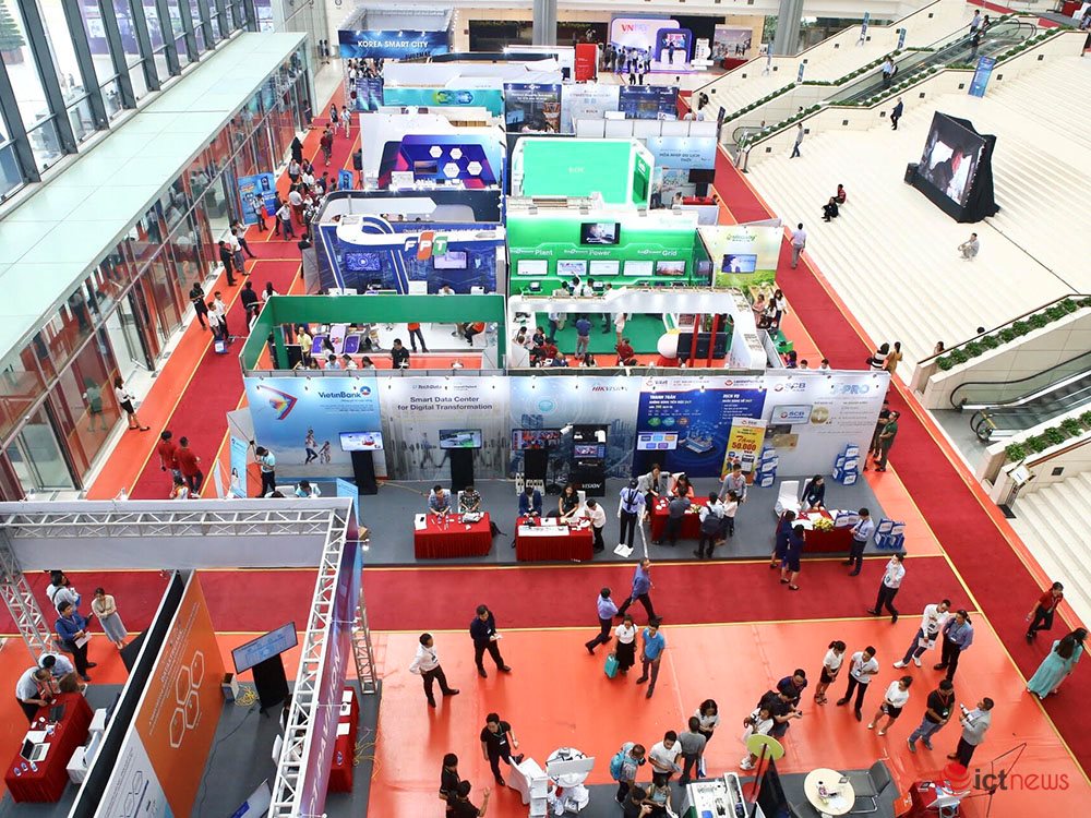 Thủ tướng: Việt Nam phát triển mạnh mẽ hay không là ở việc áp dụng công nghệ | Thủ tướng Nguyễn Xuân Phúc: Kinh tế số là động lực quan trọng đưa Việt Nam tiến nhanh, đi tắt