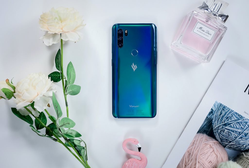 Tỷ phú Phạm Nhật Vượng ra mắt smartphone mới lấy cảm hứng từ vẻ đẹp vương giả của đá quý