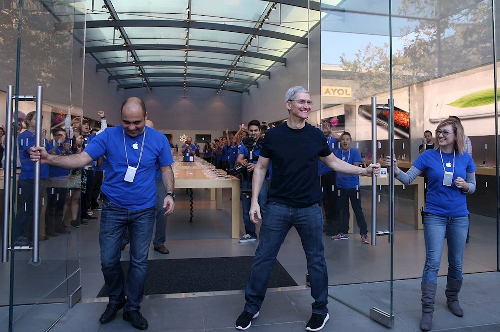 Năm 2019, Tim Cook được Apple trả 11,6 triệu USD, cao gấp 200 lần nhân viên