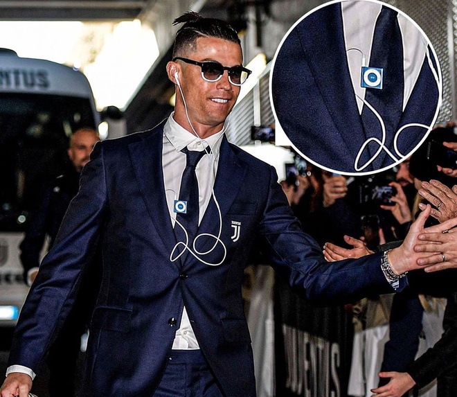 Ronaldo dang song o nam 2005 vi dung iPod doi cu hinh anh 1 81486196_2479109702358417_1168220075035983872_n.jpg