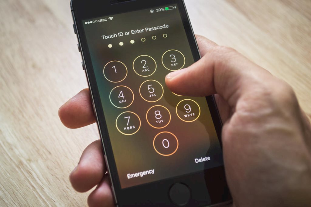 FBI lại nhờ Apple “bẻ khóa” iPhone của tội phạm xả súng, lần này Apple nói gì?