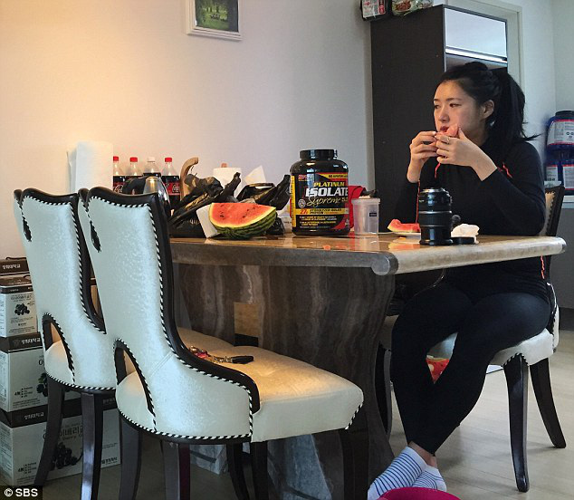 Mukbang: Trào lưu ăn cho người khác xem mang lại thu nhập hàng trăm triệu mỗi tháng nhưng đằng sau lại là góc khuất về sự cô đơn không ai biết - Ảnh 6.