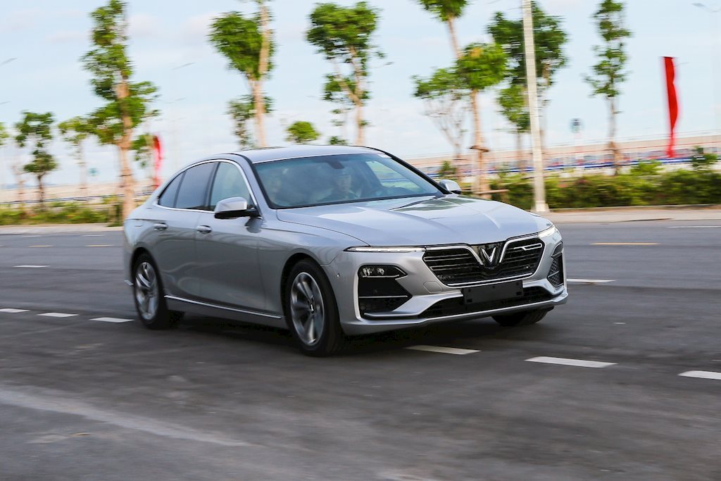 Tỷ phú Phạm Nhật Vượng bán 17.200 ô tô VinFast, sắp ra mắt mẫu SUV hiệu suất cao Lux V8 và ô tô điện