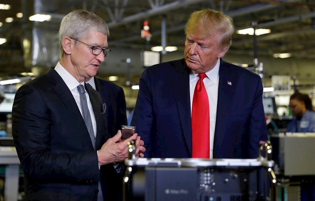 Tim Cook và Tổng thống Trump: “Làm bạn với vua như chơi với hổ”