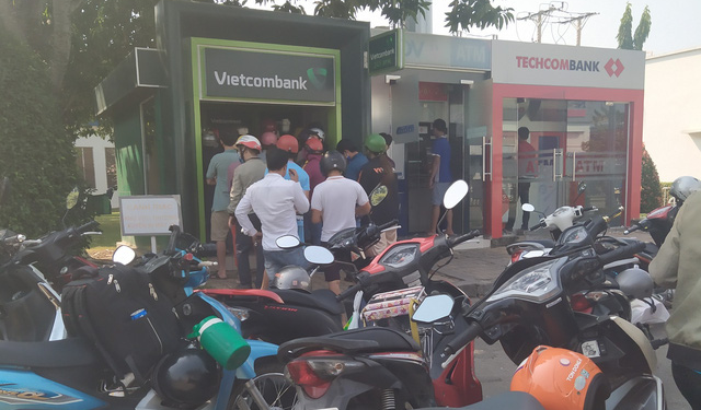  29 Tết, mất nguyên buổi sáng chỉ để đi rút tiền tại cây ATM - Ảnh 1.