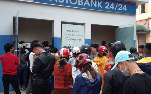 29 Tết, mất nguyên buổi sáng chỉ để đi rút tiền tại cây ATM