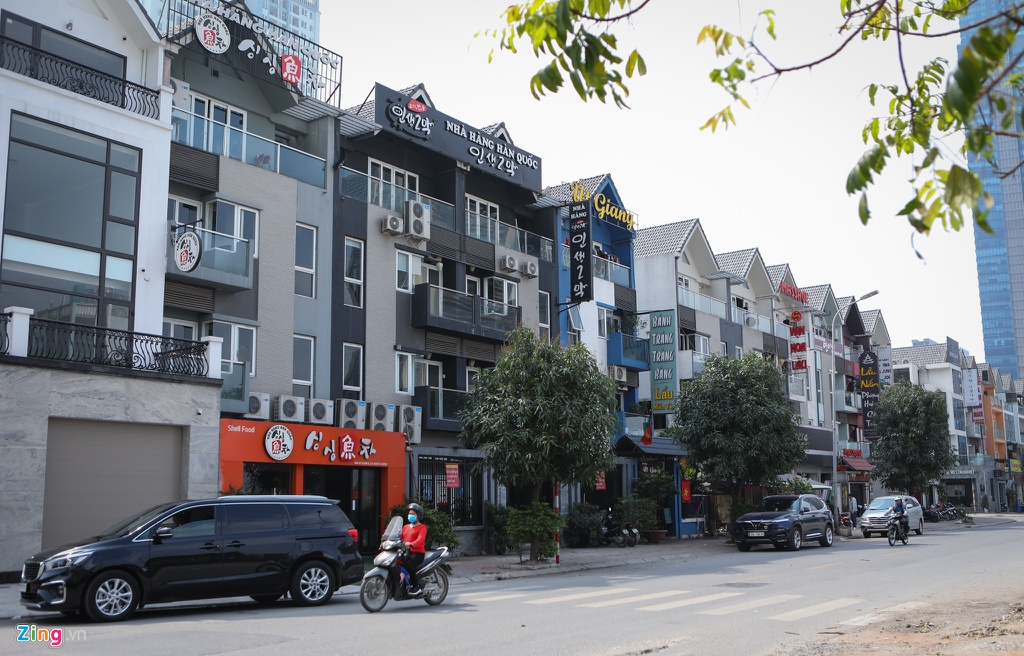 Người Hàn Quốc hạn chế ra đường, hàng quán vắng khách vì dịch Covid-19