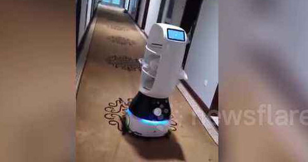 Giữa đại dịch, dân Trung Quốc dùng robot để giao đồ ăn cho người bệnh bị cách ly