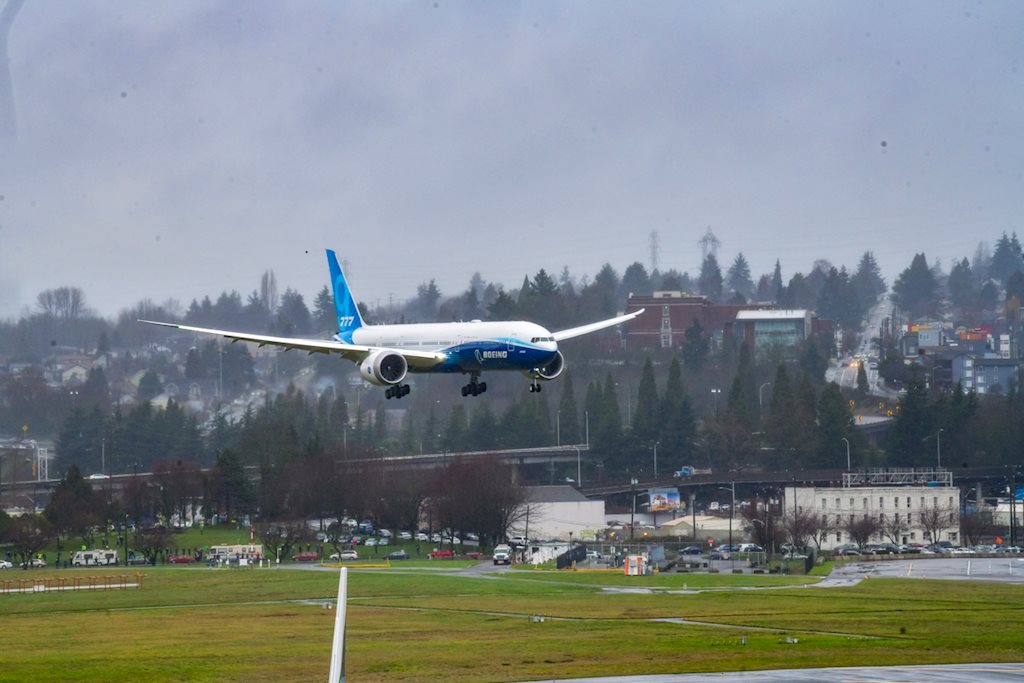 Máy bay hai động cơ lớn nhất thế giới Boeing 777X hoàn thành chuyến bay đầu tiên