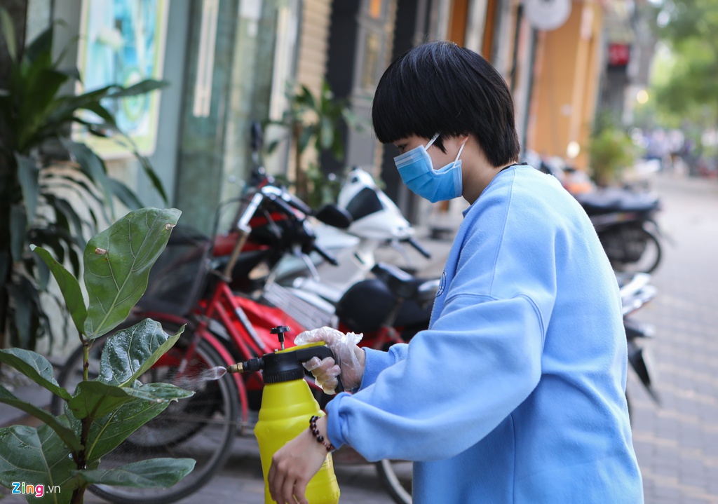 Nguoi Han Quoc han che ra duong, hang quan vang khach vi dich Covid-19 hinh anh 4 4_zing_1.jpg