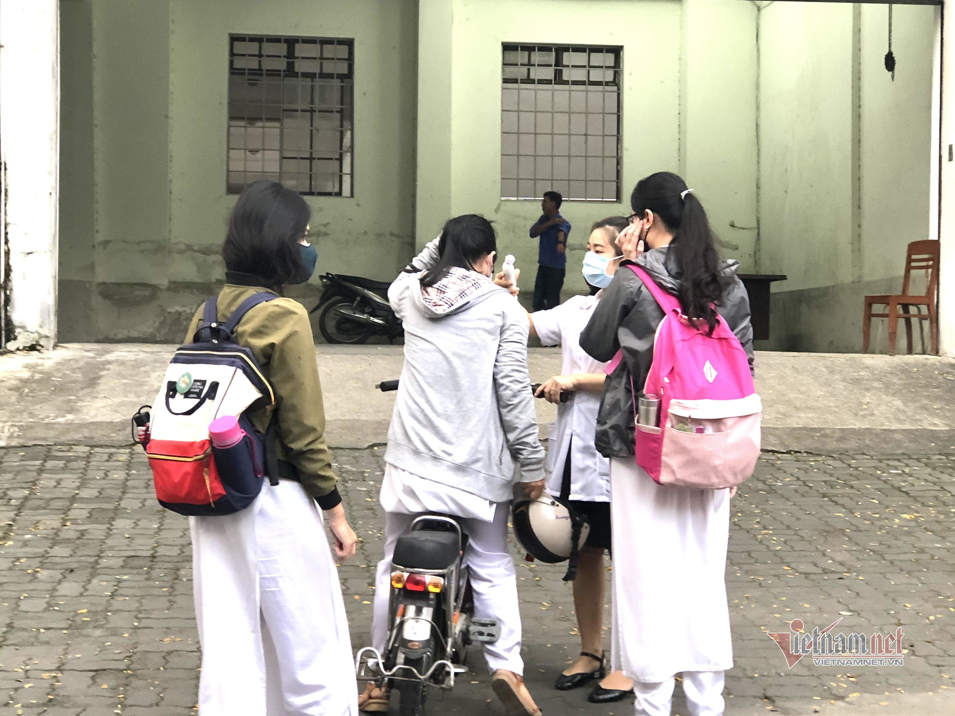 Những học sinh đầu tiên trở lại trường sau đợt nghỉ Covid-19