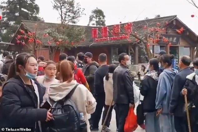 Dân Trung Quốc ồ ạt đi du lịch giữa dịch Covid-19