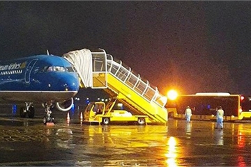 Chuyến bay đặc biệt đưa người Việt "mắc kẹt" ở Trung Quốc về nước tại sân bay Vân Đồn