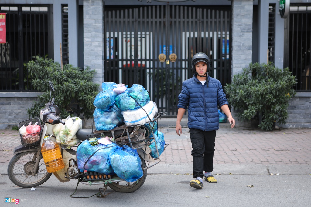 Nguoi Han Quoc han che ra duong, hang quan vang khach vi dich Covid-19 hinh anh 2 2_zing_1.jpg