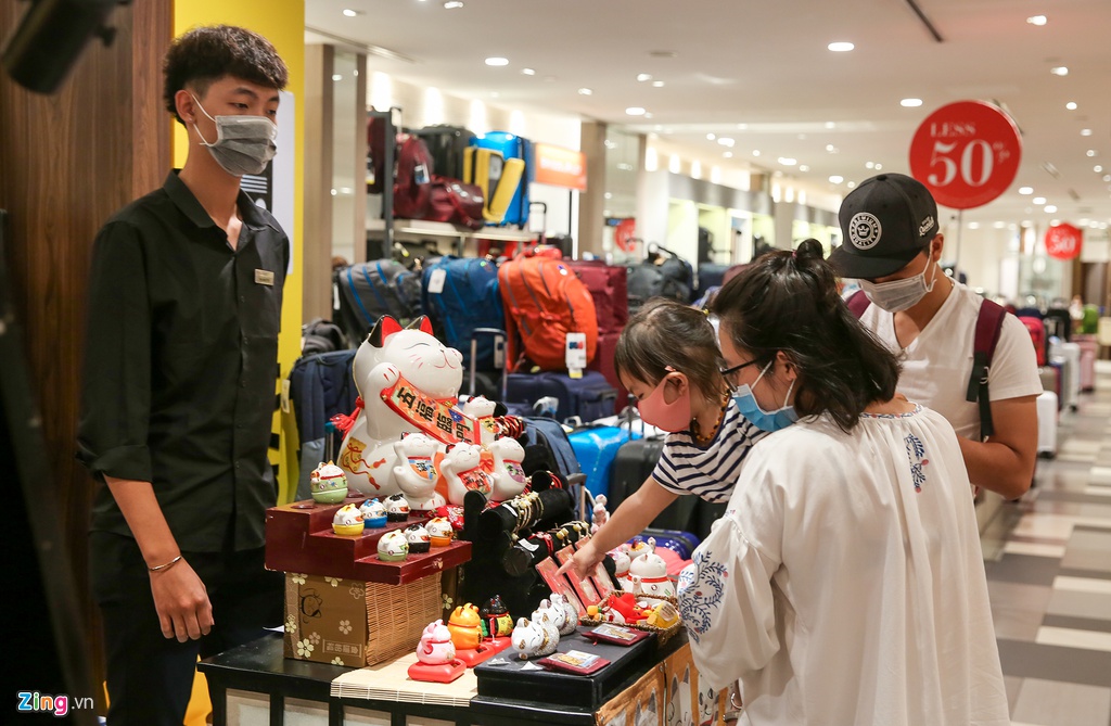 Trung tam thuong mai o TP.HCM vang tanh giua dich virus corona hinh anh 6 tttm7_zing.jpg
