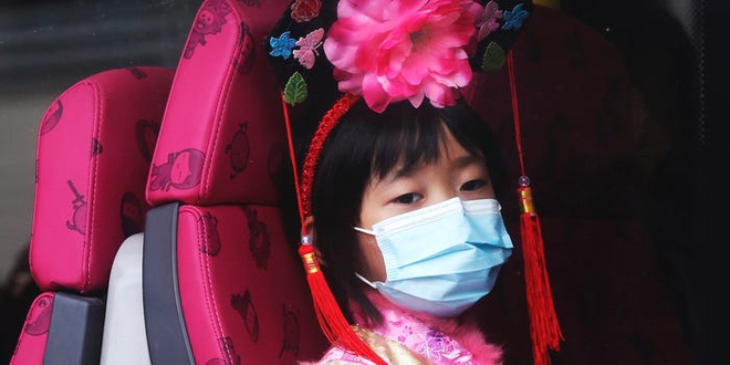 Hong Kong giam sat nguoi nghi nhiem virus corona bang vong deo tay hinh anh 1 5e398f605bc79c4076620d1d.jpg