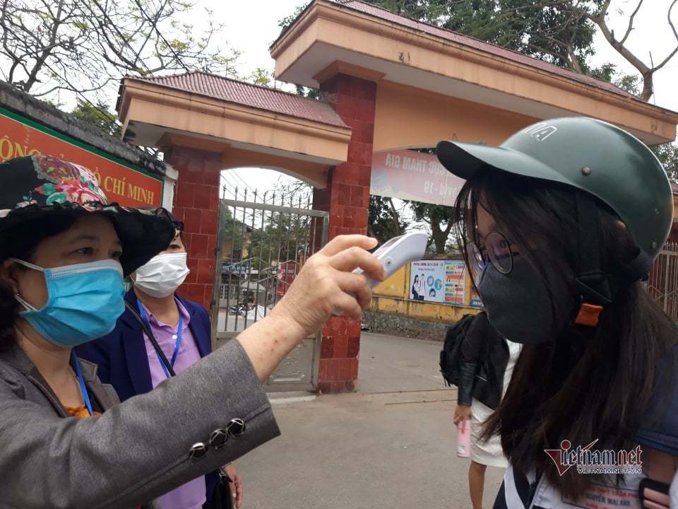 Những học sinh đầu tiên trở lại trường sau đợt nghỉ Covid-19