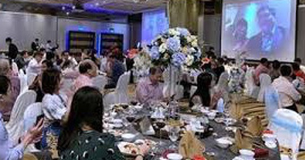 Tới lượt đám cưới cũng đành phải... live-stream vì virus corona!