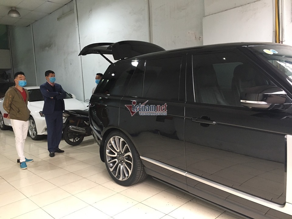 Dân bán ô tô thời dịch corona kín bưng khẩu trang, hạn chế bắt tay