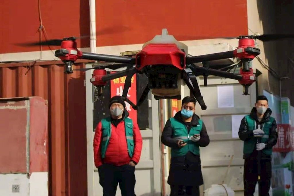 Trung Quốc dùng drone phun thuốc khử trùng, chiếu sáng công trường bệnh viện dã chiến